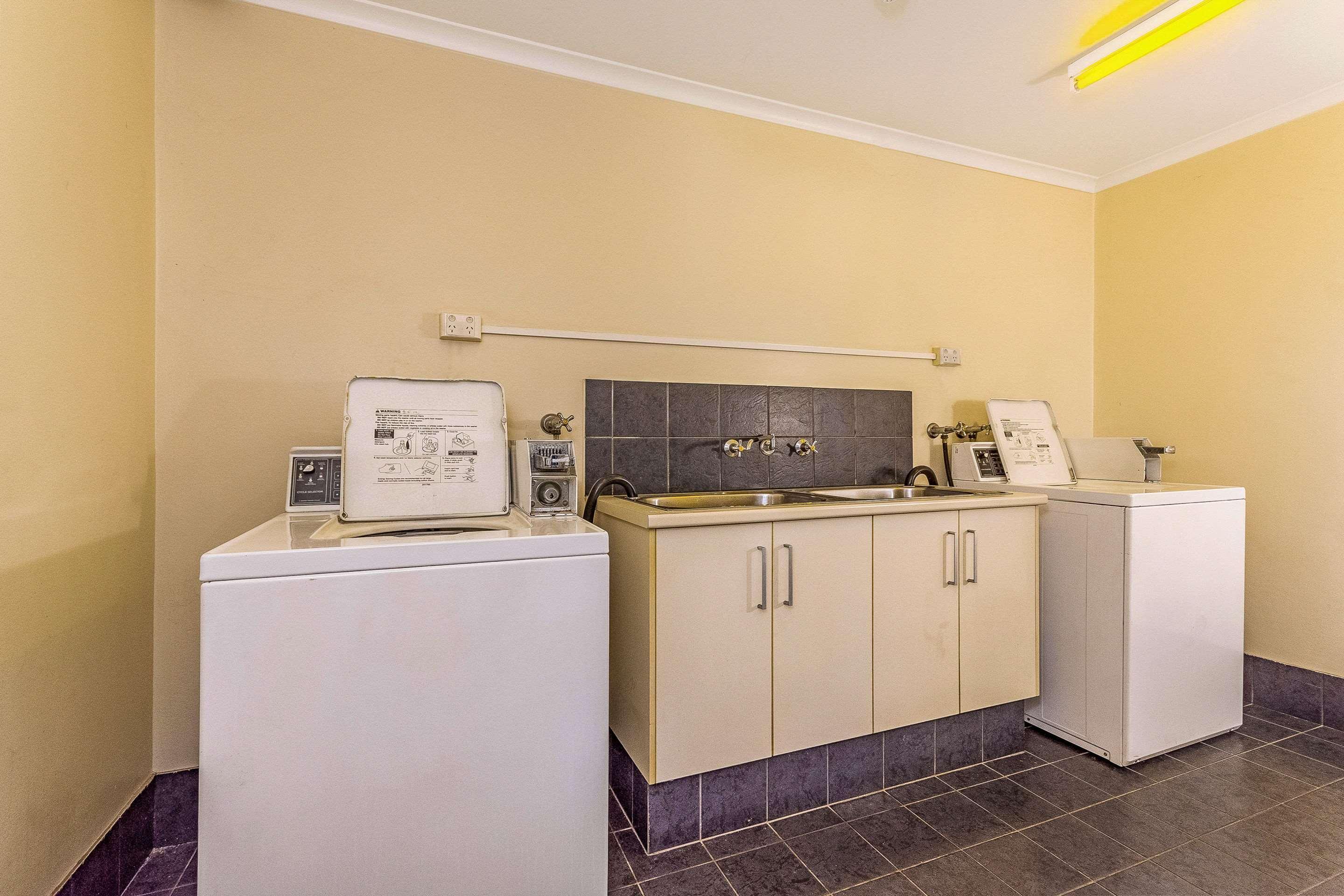 Quality Hotel Darwin Airport מראה חיצוני תמונה Laundry facilities at the motel
