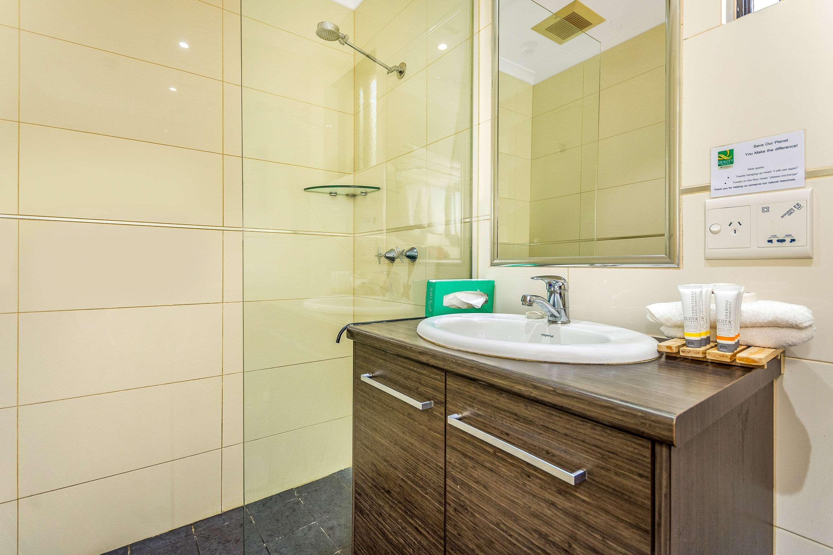 Quality Hotel Darwin Airport מראה חיצוני תמונה A bathroom in a hotel