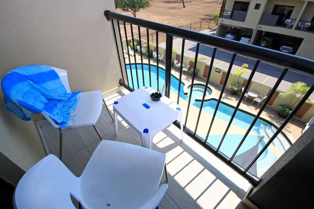 Quality Hotel Darwin Airport חדר תמונה Balcony with pool view