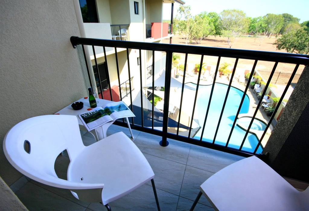 Quality Hotel Darwin Airport חדר תמונה A balcony